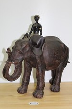 statua uomo elefante nero