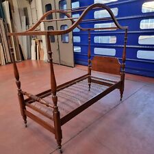 Letto singolo in legno noce con baldacchino