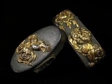 Spada giapponese Fuchi Kashira firmata "Naomasa" leone e peonia adatta Edo antica