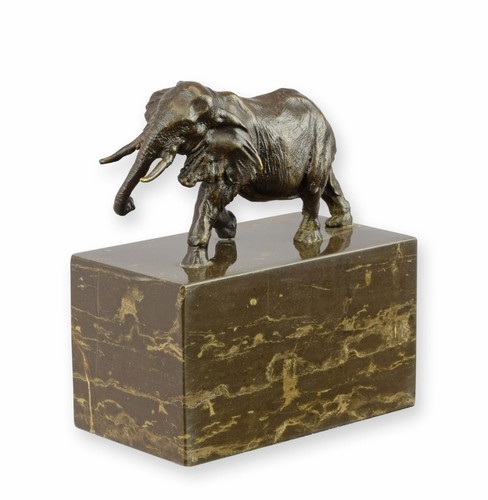 Una scultura bronzo - una,