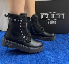 Anfibio donna cult young black