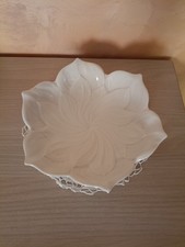 Vecchio centrotavola in ceramica bianca a forma di fiore marchiato Bavaria