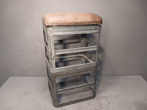 Sgabello design metallo con - in,