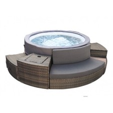 Piscina con mobili - piscina,