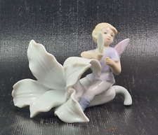 morena porcellana scultura angelo su fiore  che gioca  cm 10 x 7