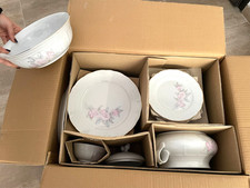 servizio di piatti e bicchieri