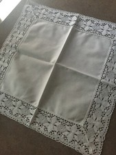 Centro tavolo o centrino in tessuto di tela di puro cotone pizzo bianco shabby 