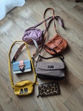 Loto di borse e portafogli in