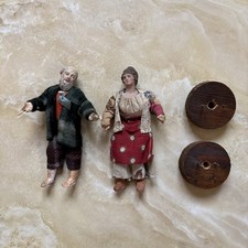 2 figurines for crib