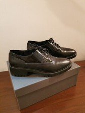 Scarpe GEOX nere da donna con suola carrarmato. Stile mocassino con tacco. 