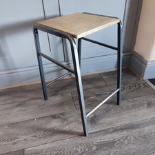 Sgabello vintage impilabile