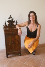 Comodino antico Carlo X cappuccino radica noce inizio XIX secolo fregio cavallo