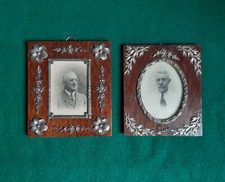 Cornici portafoto in legno e fregi applicati in argento Coppia con foto antiche