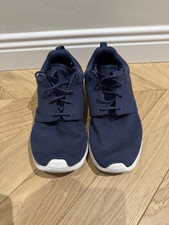 Nike Scarpe da Ginnastica Blu con Suola Bianca e Swoosh Nero - Taglia EU 42