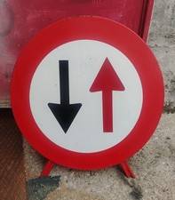 Cartello Stradale con piedini anni 70 dare precedenza sensi unici alternati 