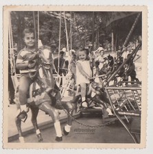 Bambini su giostra cavalli