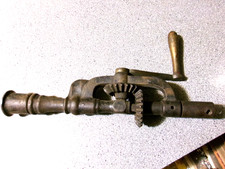 Antico trapano a mano senza