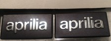 2 Adesivi 3D Gomma Antracite mm 40x20x2 Stickers  APRILIA Cromo In  Rilievo:look