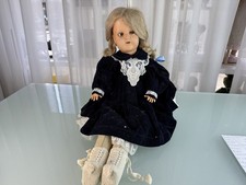 Vecchia bambola da collezione