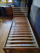 BASE LETTO IN LEGNO. UNA