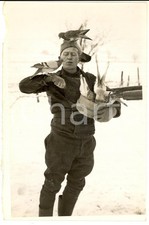 1940 WW2 FRANCE Soldato nutre i piccioni viaggiatori dell'esercito - Foto