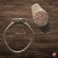 Antico anello romano in bronzo