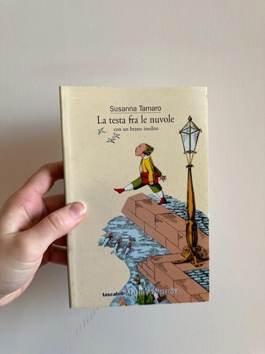 Libro testa fra - le, nuvole