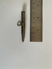 Antico pennellino in custodia di metallo con tappo a vite e occhiello