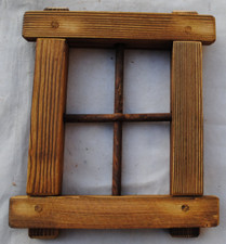 Finestra in legno con grata in