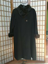 Cappotto da donna di lana con collo e polsi di visone scuro. Usato vintage. 