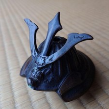 Antica statua in bronzo KABUTO statuina giapponese figura in metallo oggetto piccolo 3,5 in