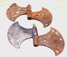 2 ANTICHI CARDINI DA PORTA DESTRA DI CANTONALE, O STIPO A  MURO DEL 1500-1600