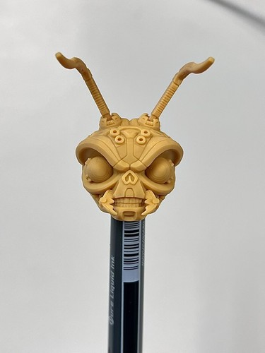 Scultura testa cyber formica
