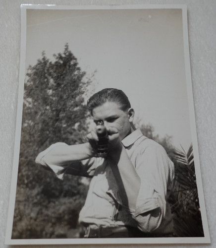 Uomo che punta fucile - , al