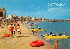 Cartolina Cattolica spiaggia e alberghi pattini mosconi animata anni '80