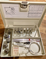 BERNINA 910 SCATOLA ACCESSORI MACCHINA DA CUCIRE CON 6 PIEDINI PRESSA E ALTRI ACCESSORI
