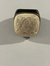 anello in ebano con montatura in oro e cammeo, pezzo unico, torre del greco 