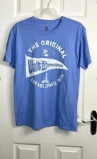 Tshirt nuova con etichette blu