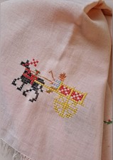 Tovaglietta da the con tovaglioli ricamati a mano