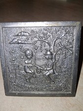 Placca in peltro cesellato a mano. Scena firmata da Raymond Peynet e C. Perfetto