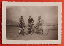 PHOTO FOTO TRE UOMINI IN BICI