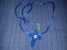 Croce artigianale realizzata con perle di swarovski trasparenti e azzurre