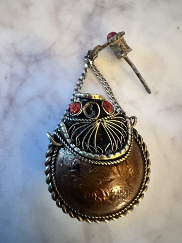 Collana con ciondolo bottiglia