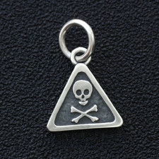 Ciondolo teschio e ossa incrociate argento sterling 925 ciondolo triangolo segnale di avvertimento