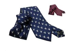 Cravatta in seta stampata blu e rossa con piccoli uccelli da caccia fagiani