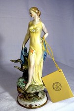 Rara scultura Capodimonte firmata Pier Gianni Cedraschi. Donna in giallo