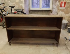 Mobile libreria sotto finestra in legno da restaurare a due ripiani interni