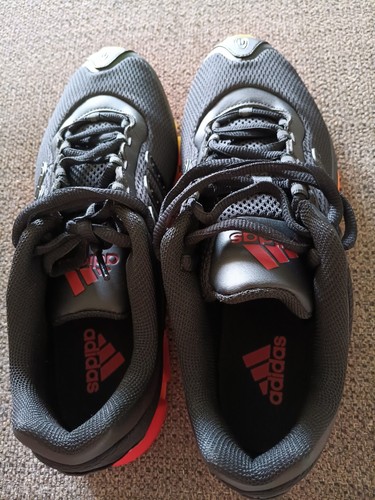 Nuove scarpe ginnastica - nuove, da