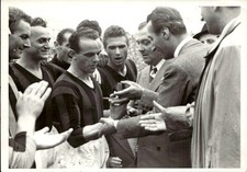 Foto consegna della medaglia d'oro Giuseppe Antonini Milan capitano