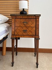 Due comodini di legno con ripiano in vetro